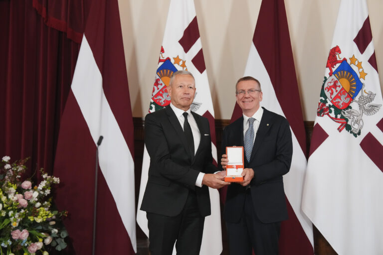 20250504 Rīga. Latvija. Valsts prezidents Edgars Rinkēvičs. Latvijas Republikas Neatkarības atjaunošanas 35. gadadiena. Augstāko Latvijas valsts apbalvojumu – Triju Zvaigžņu ordeņa, Viestura ordeņa un Atzinības krusta – pasniegšanas ceremonija. Foto Ilmārs Znotiņš